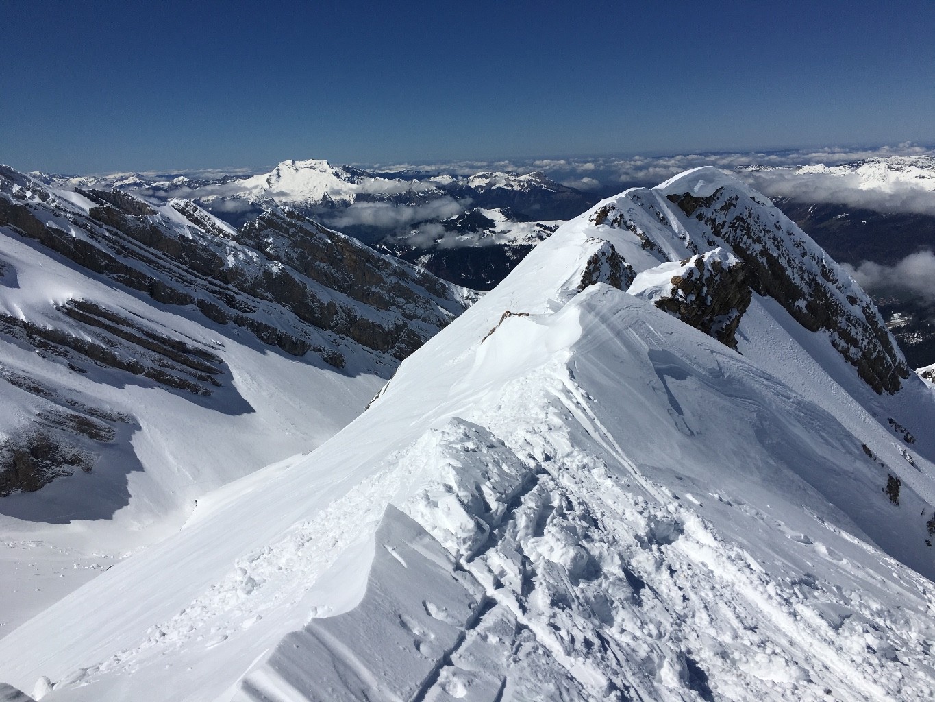 Petit col sous Tête Pelouse encore bien enneigé