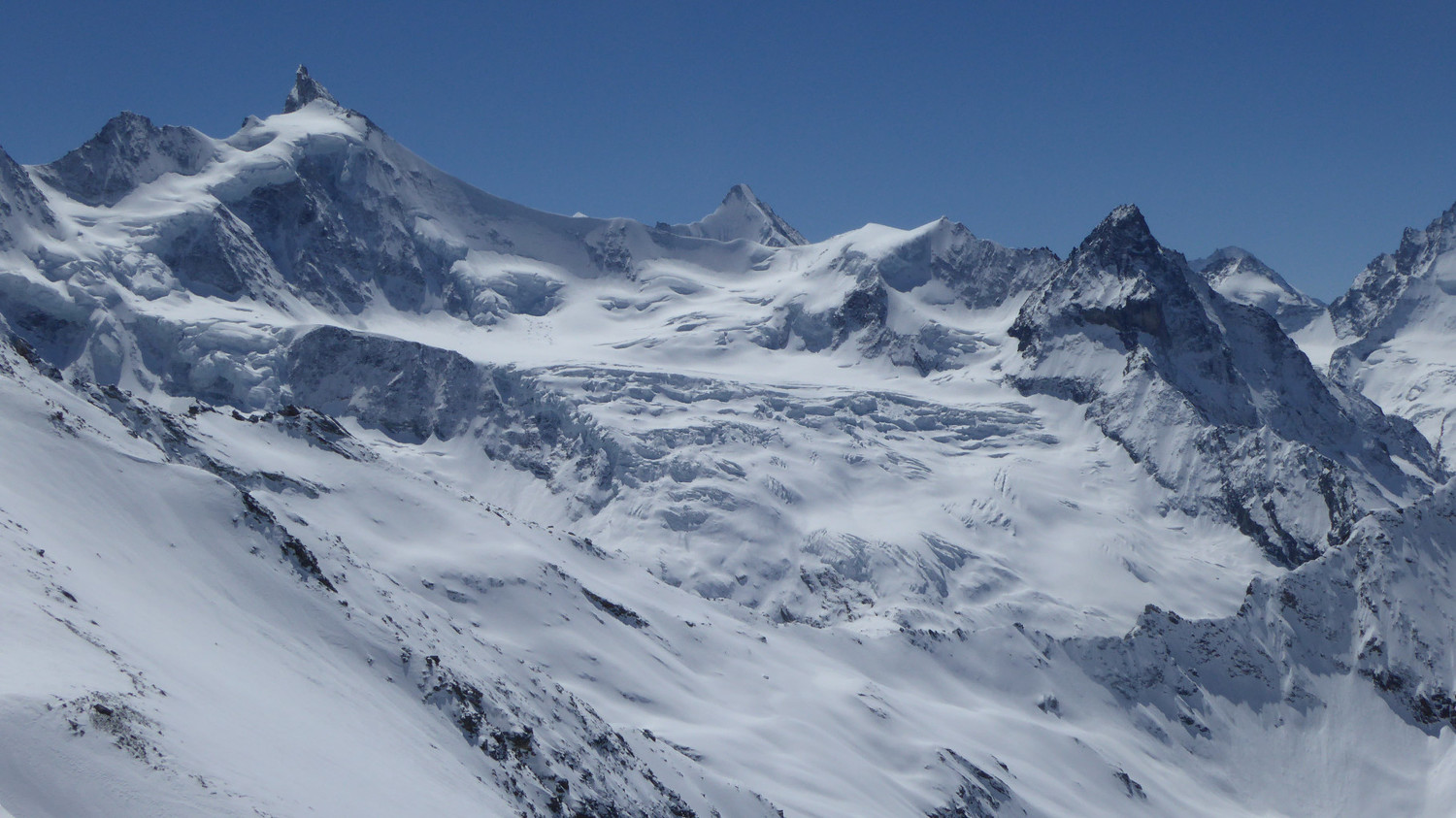Vue sur la suite du raid : Blanc de Moming,... depuis la terrasse*** de Tracuit