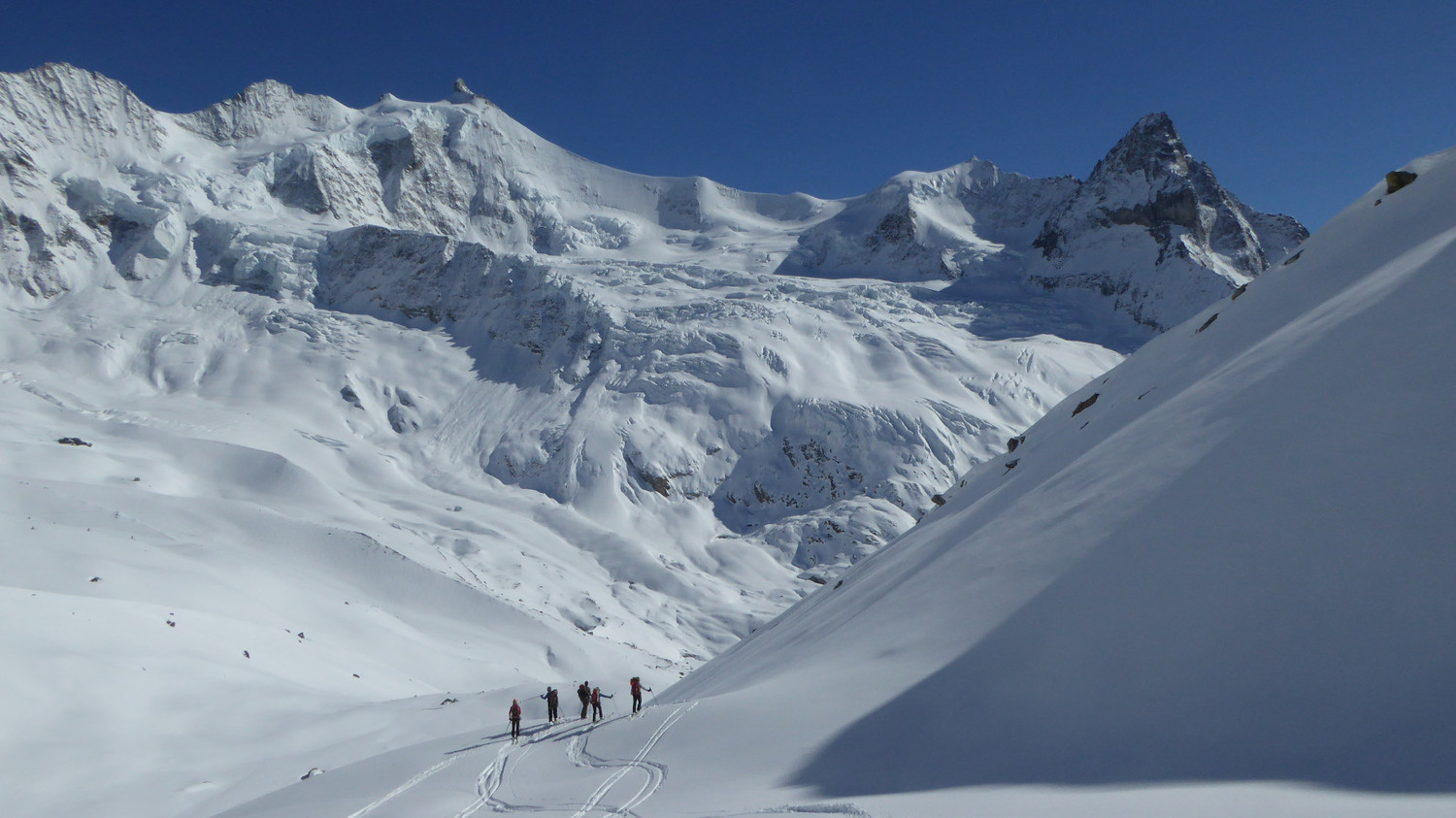 Descente sur fond de Blanc de Moming