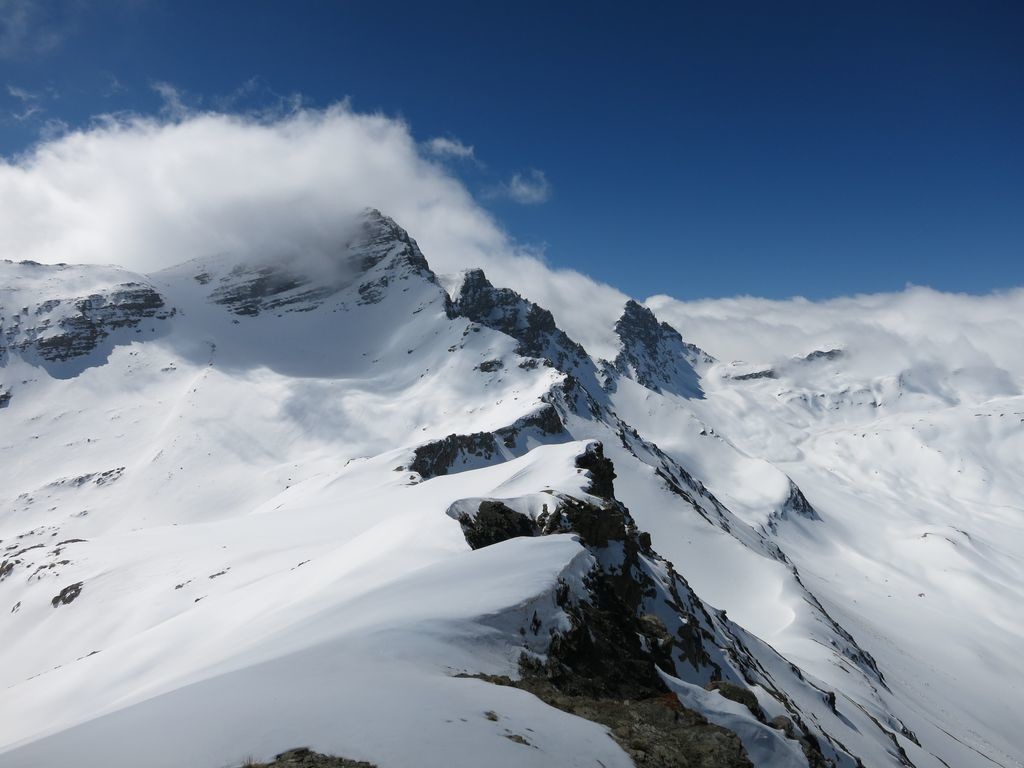 Au sommet de la Pointe des Uvernaus, Pic de Rochelaire dans les nuages