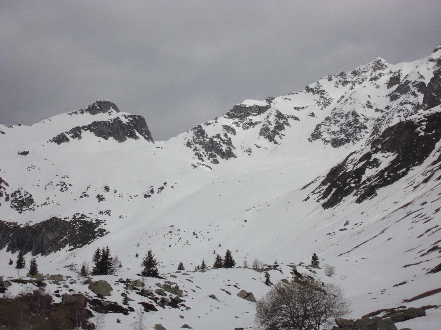 Vue sur le Col de Sarvantan depuis le parking
