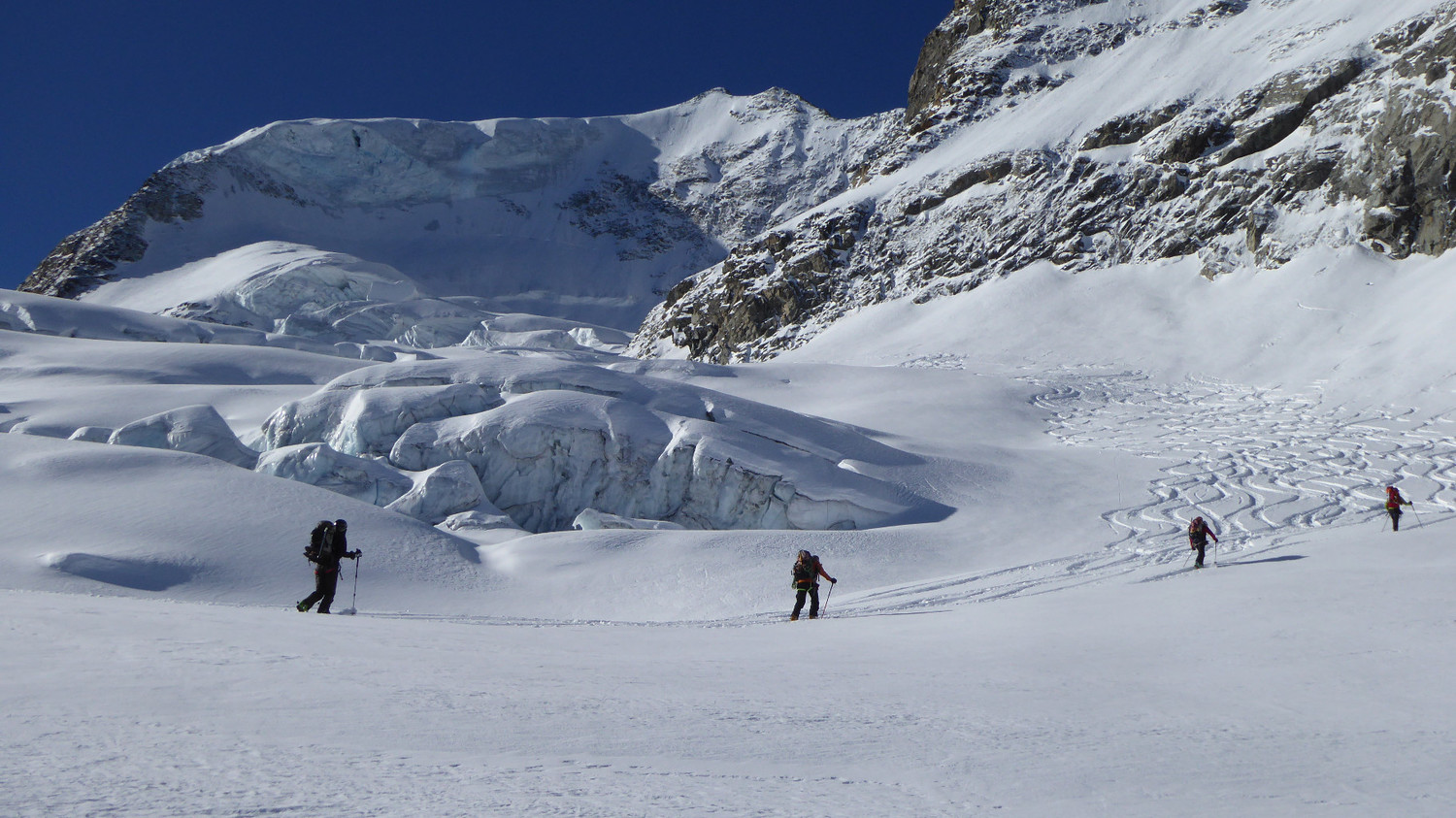 Montée sous des jolis séracs