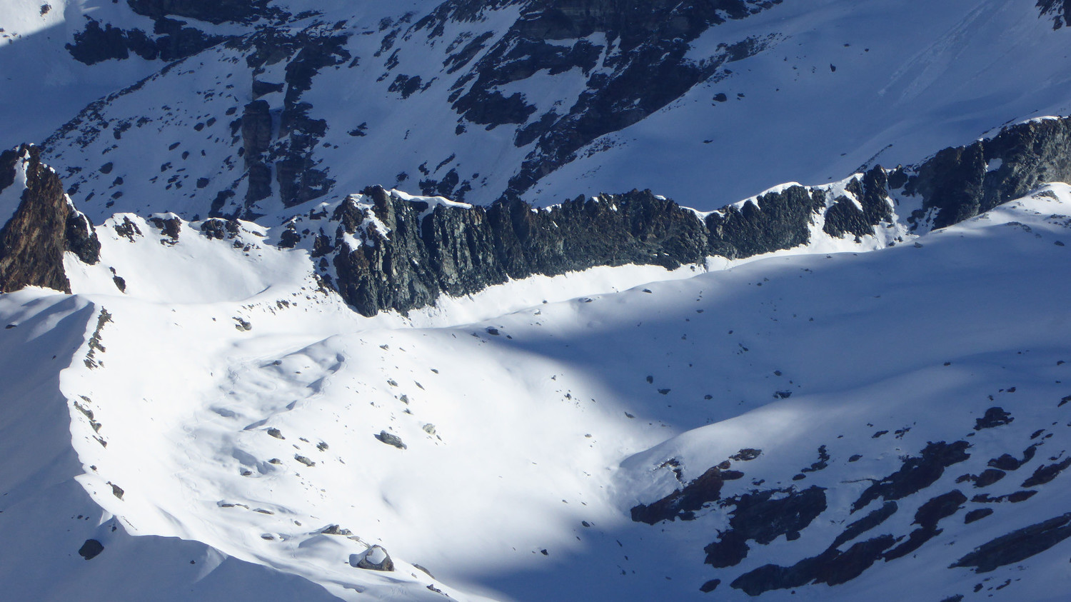 Vue sur la crête de Milon : ça passe tout à droite (petites bandes de neige)