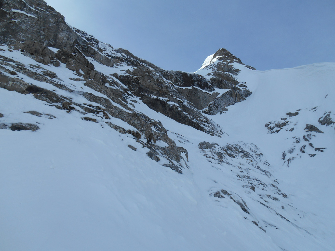 Sous les barres du bas du couloir