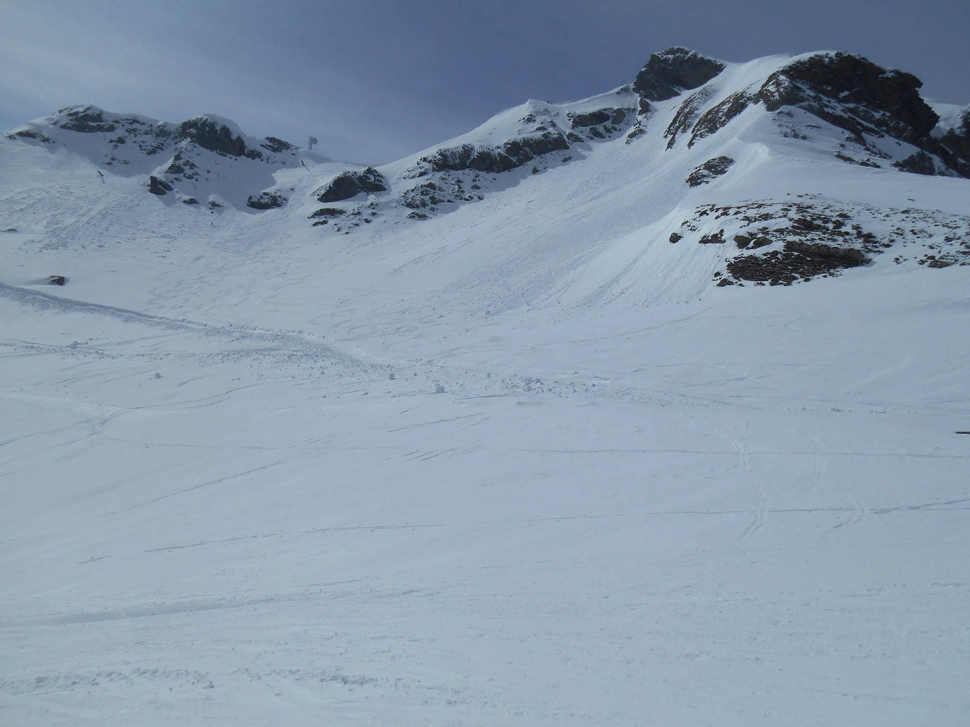 Versant NE des Hauts-Forts depuis le haut des pistes d'Arare