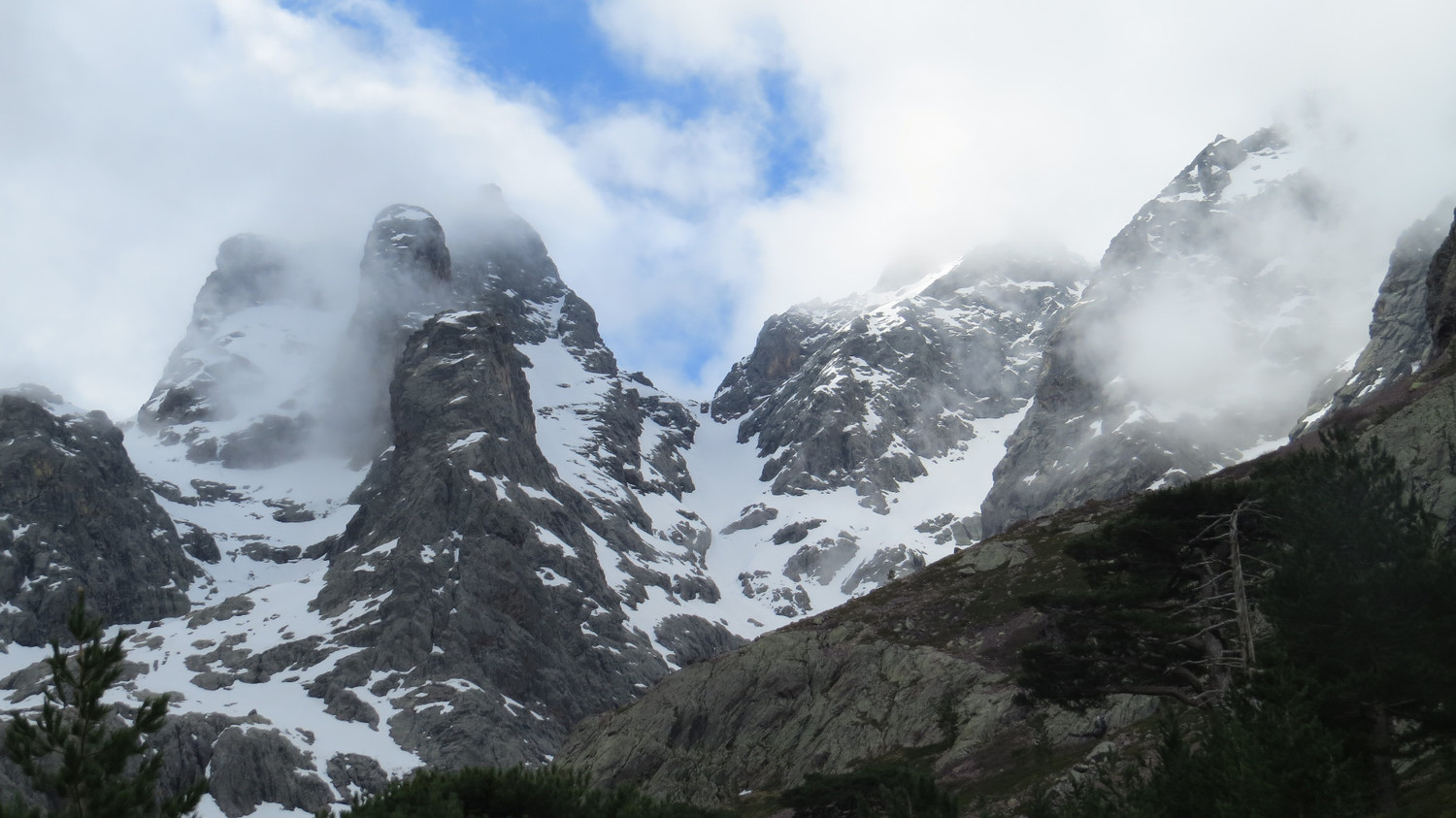 au centre la Pampanosa et en haut à dte, la rampe du Capu Rossu 45°