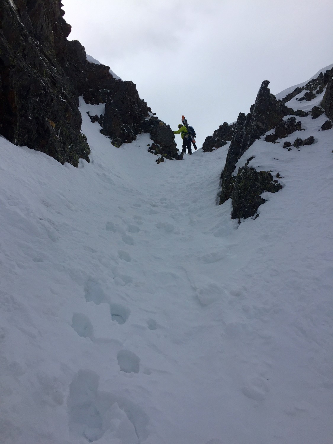 Couloir à gauche de la barre rocheuse