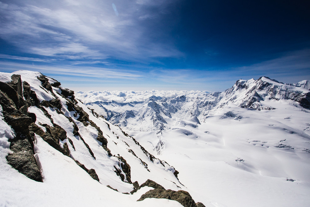 Du sommet vers Dufourspitze et Italie