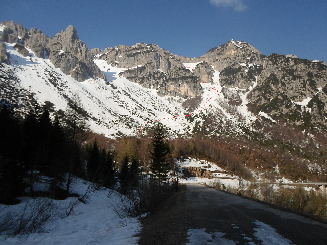 Passo di Campogrosso località di partenza per Cima Carega. Visibile il Boale dei Fondi con parte del tracciato di salita.