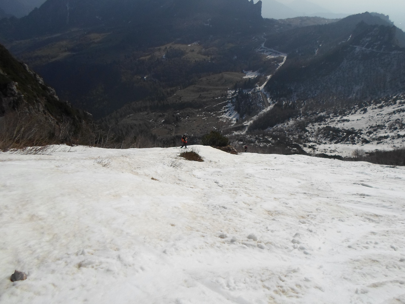 Il passo di Campogrosso visto dal pendio del Boale dei Fondi salendo alla Cima Carega.