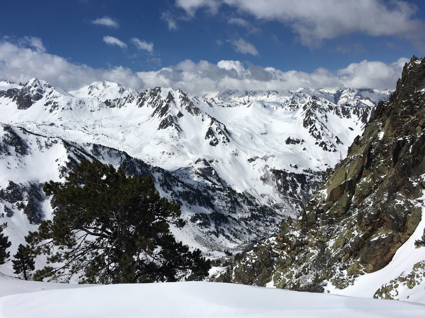 Vue sur dets coubous bien enneigé à condition de porter