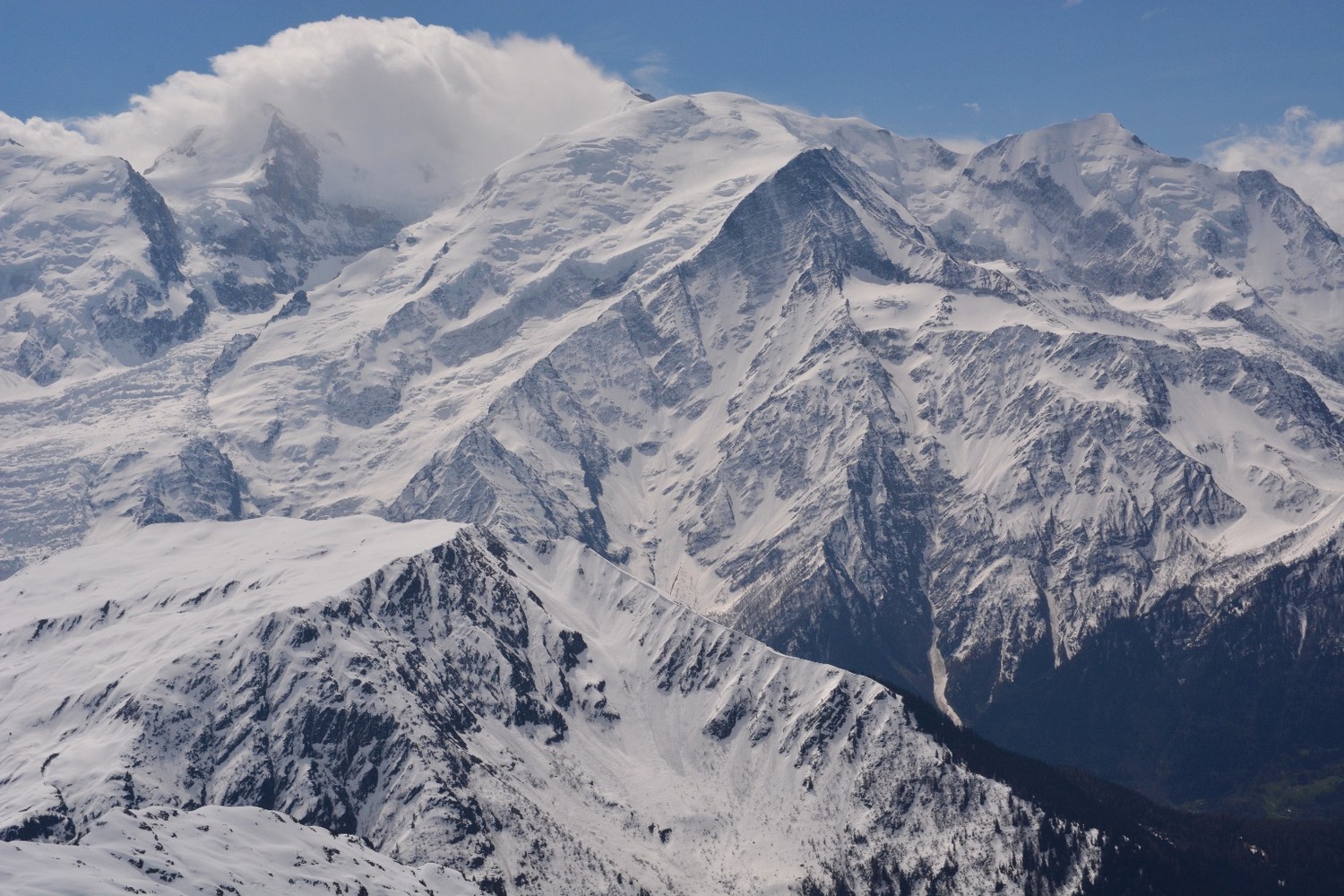 le mont-blanc enfile une écharpe