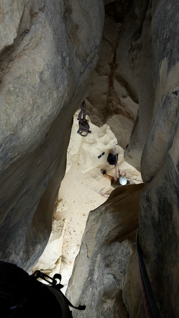 Etroiture à la sortie de la grotte