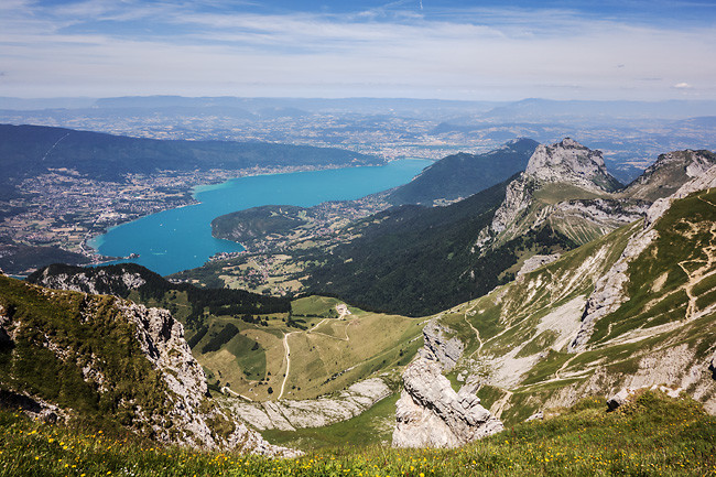 Le lac d'Annecy se dévoile