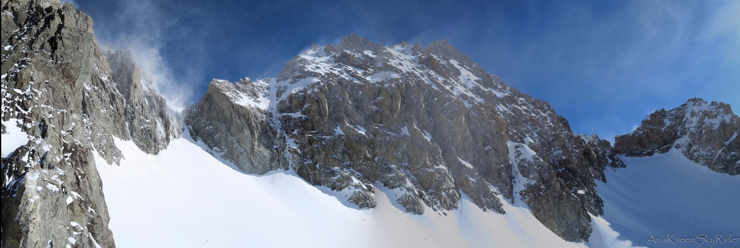 Le col Emile Pic fume à gauche, brèche Cordier à droite
