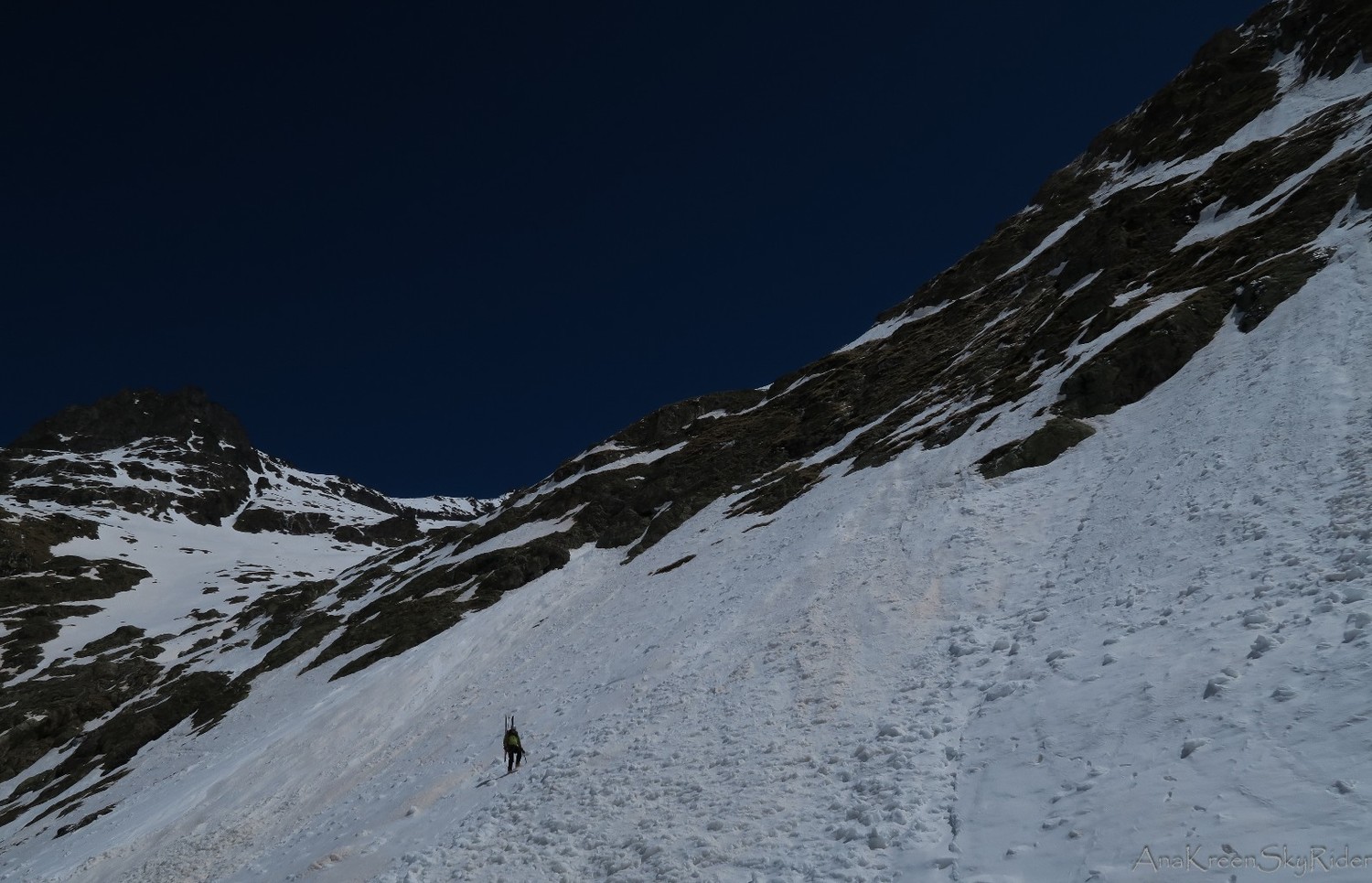 Bas du glacier, passage ski sur le dos au centre
