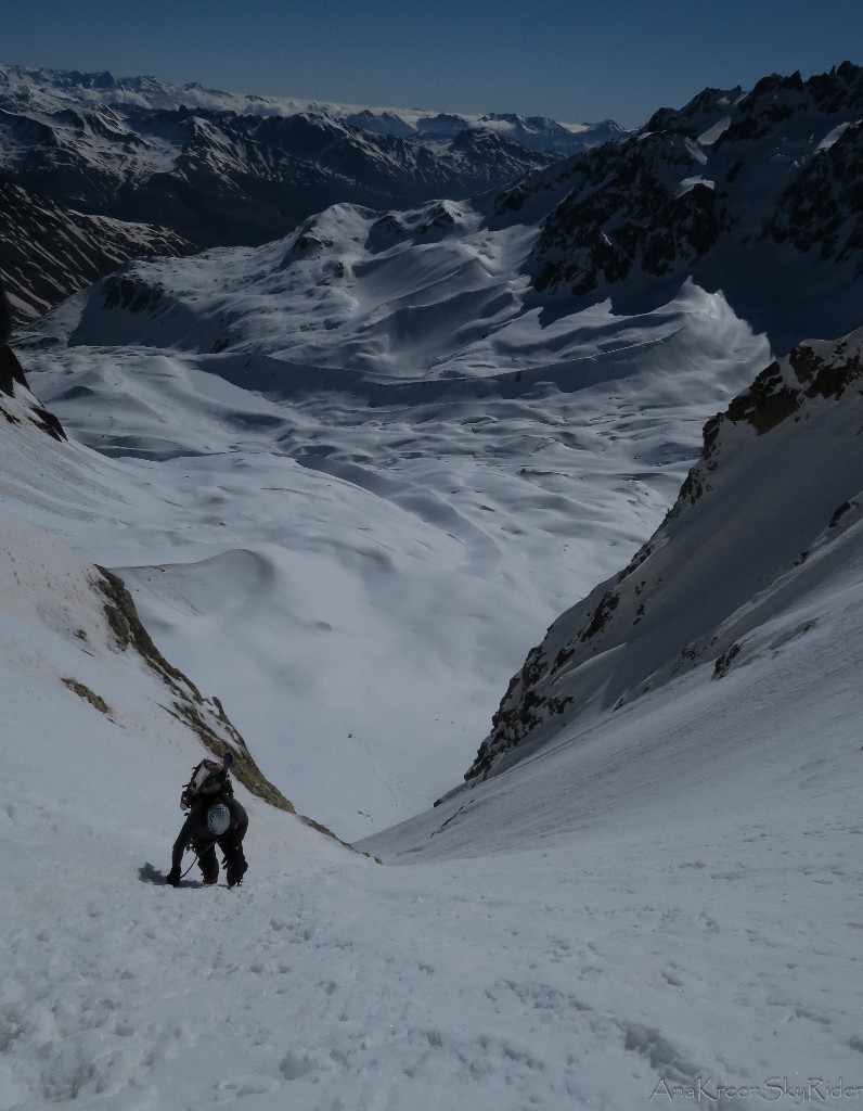 Remontée du couloir de la brèche sur fond de glacier d'Arsine