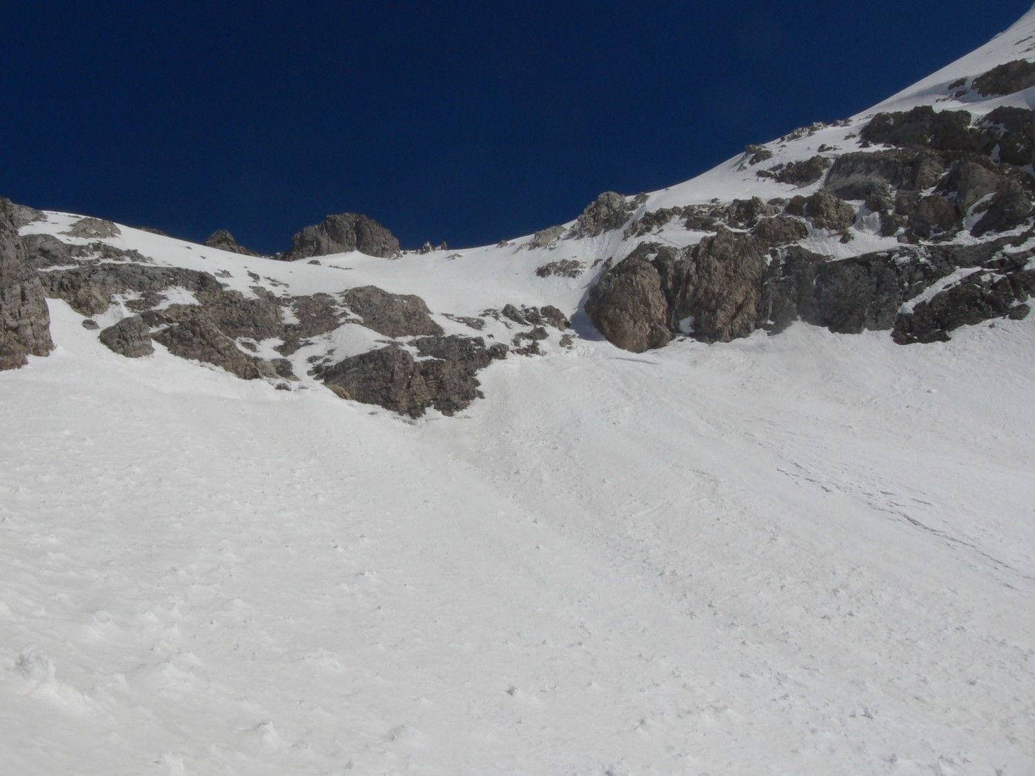 Le passage clef, à la montée, j'ai emprunté la goulotte à l'ombre, à la descente, les pentes à gauche en mixte.