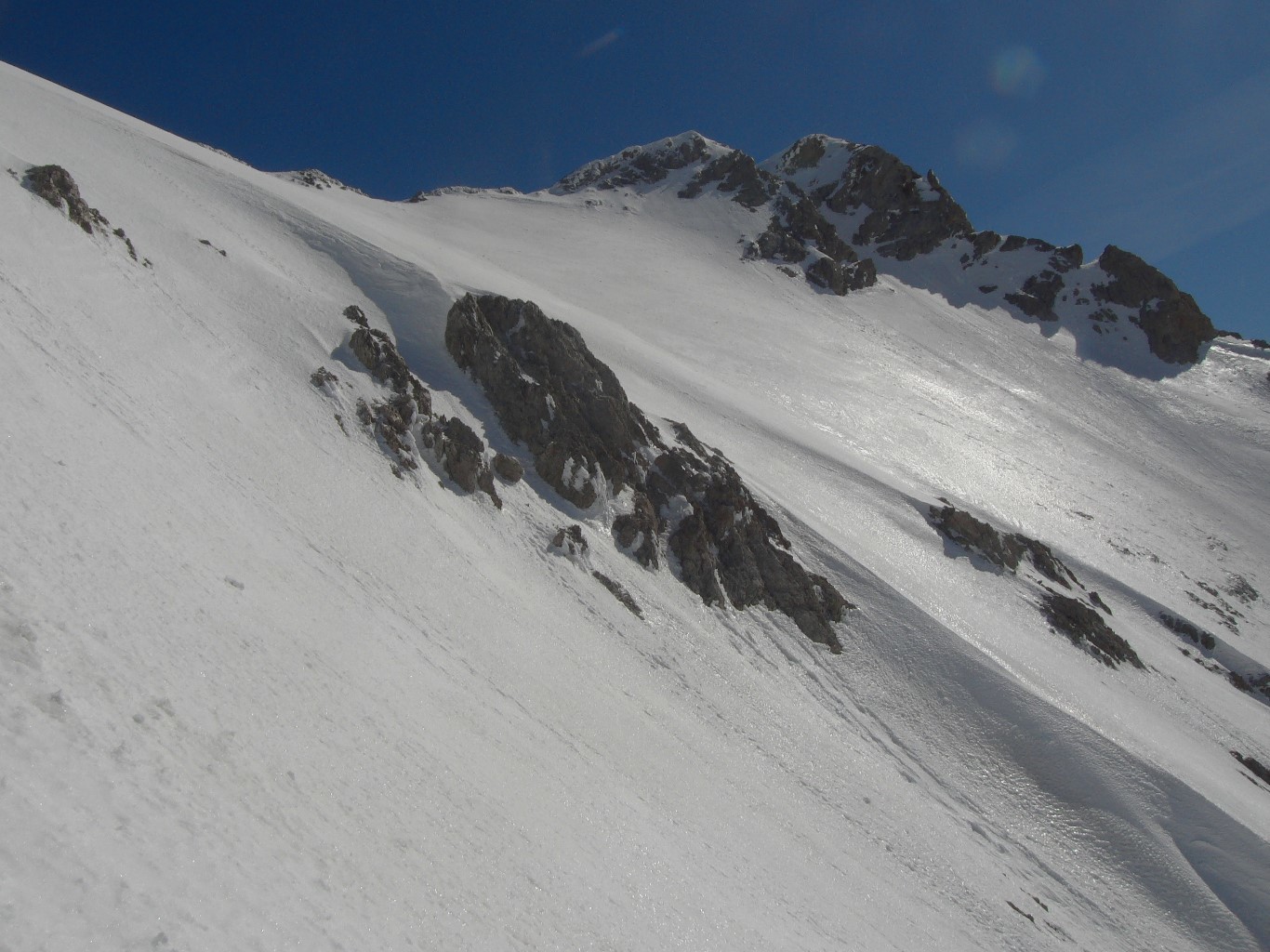 Les pentes supérieures, sous le col Lady Lister.