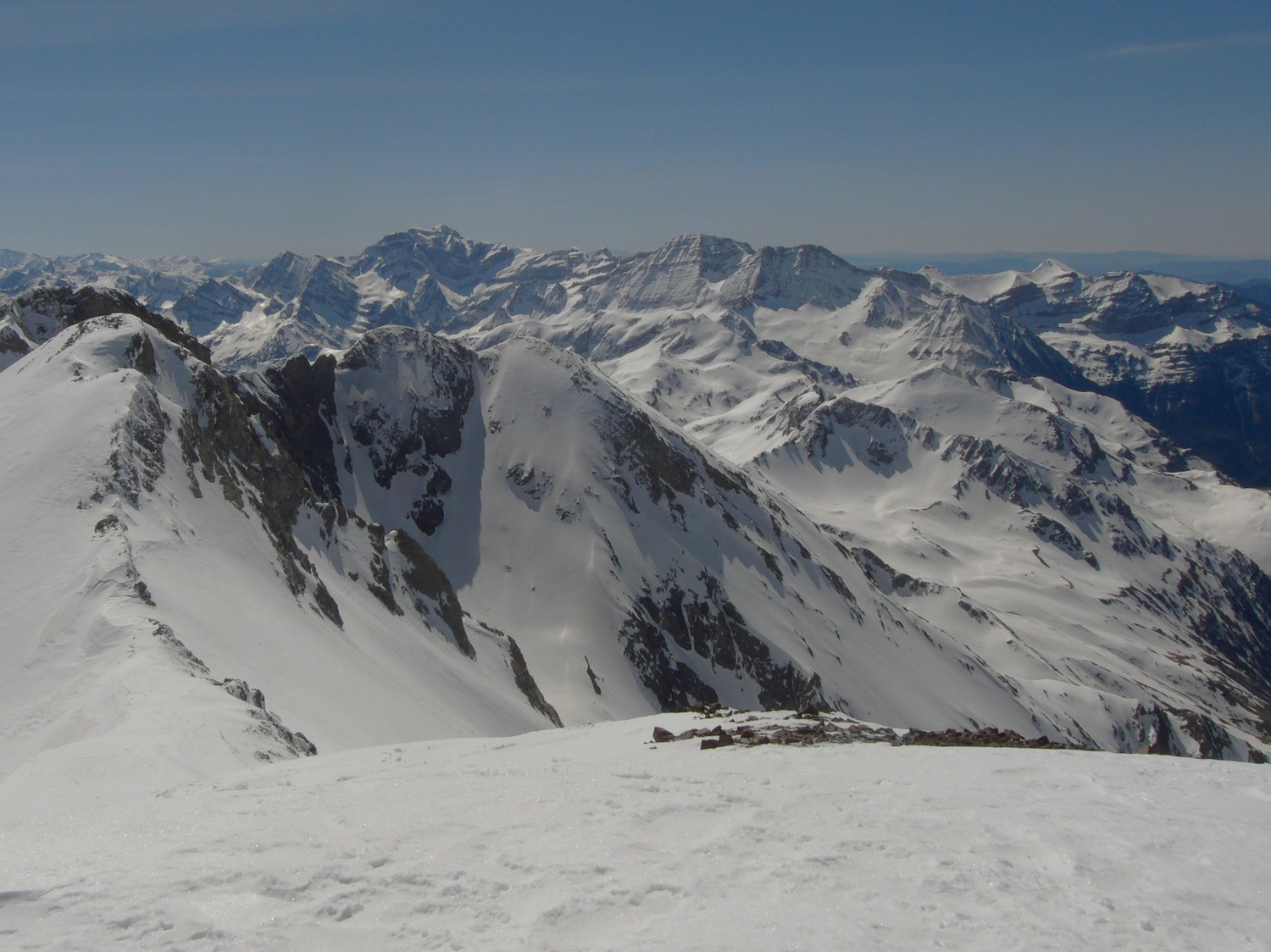 Au sommet du Cerbillona, vue vers Gavarnie et au premier plan, le Tapou avec au soleil la pente remontée ensuite.