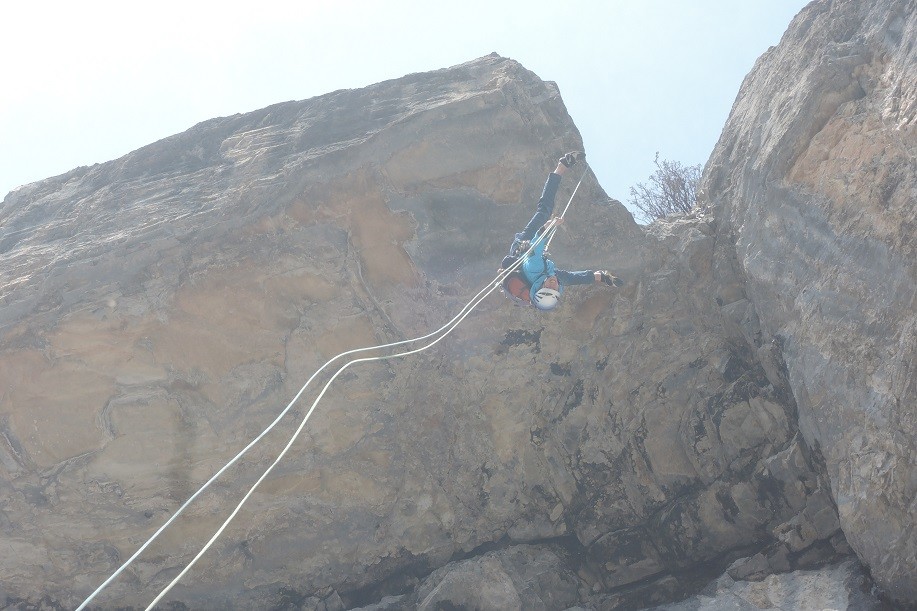 Rappel du grand toit avec 300 m de vide sous la tête.