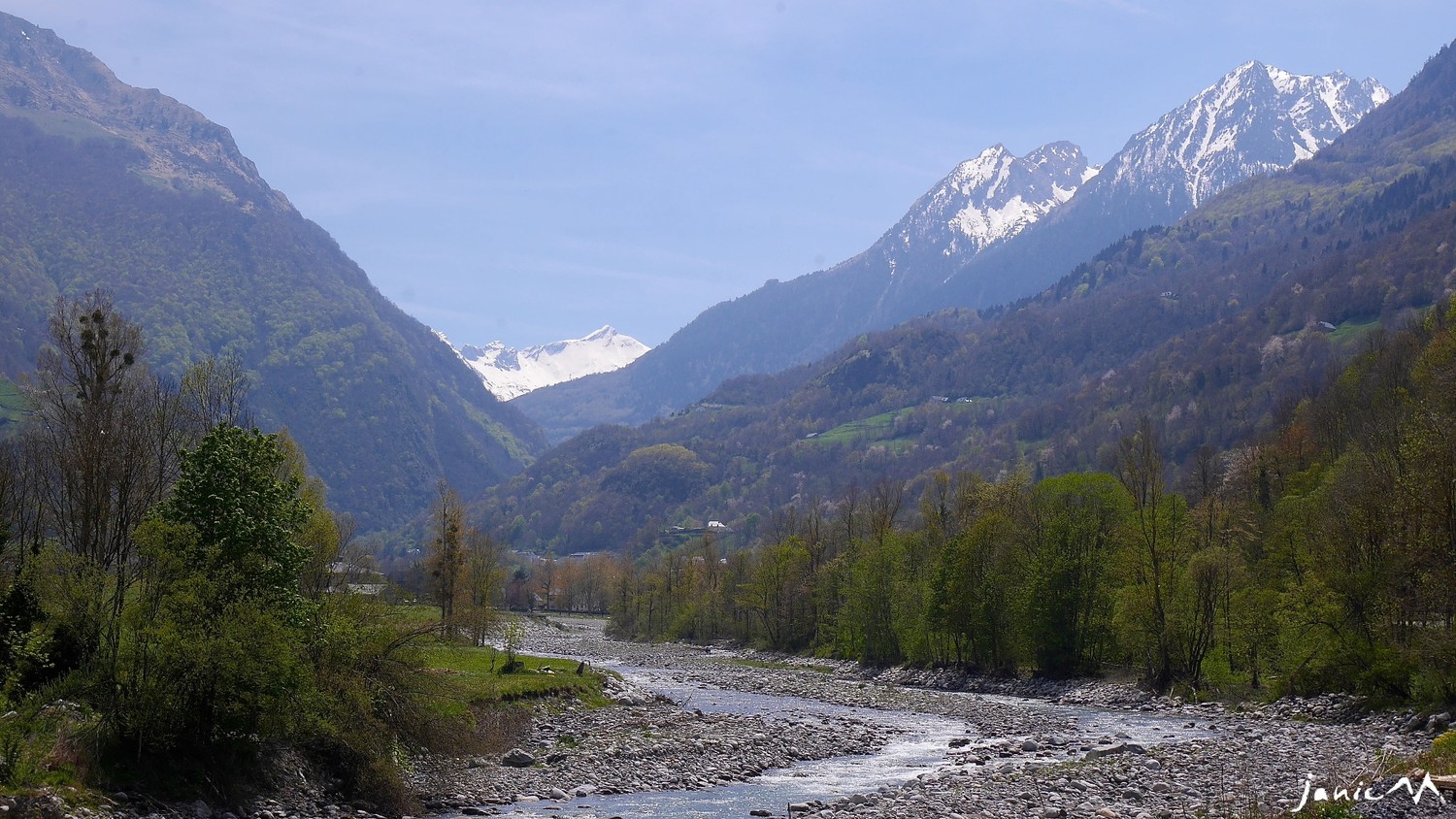 Et au milieu coule une rivière