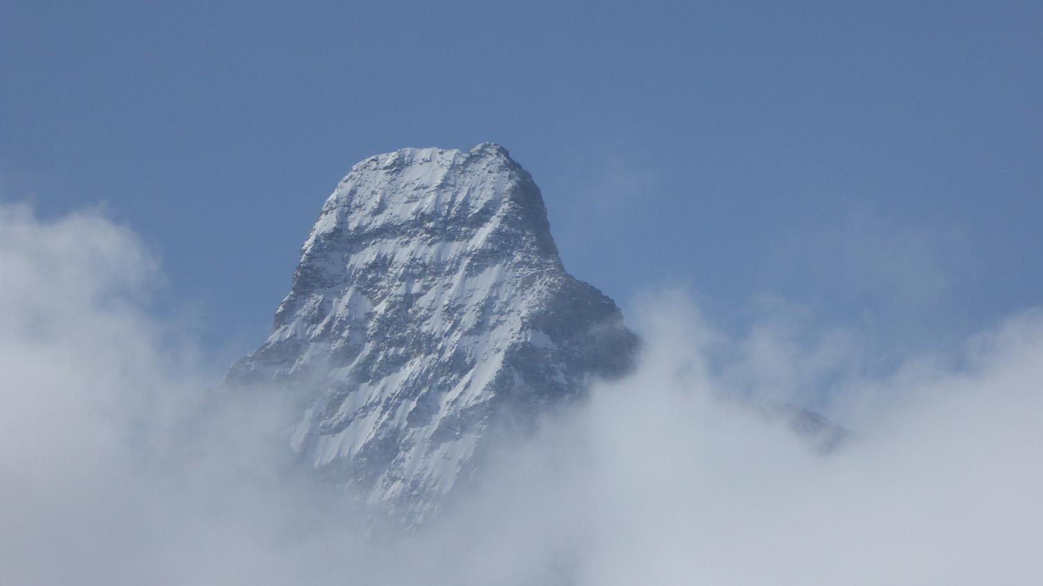 Le haut du Cervin apparait