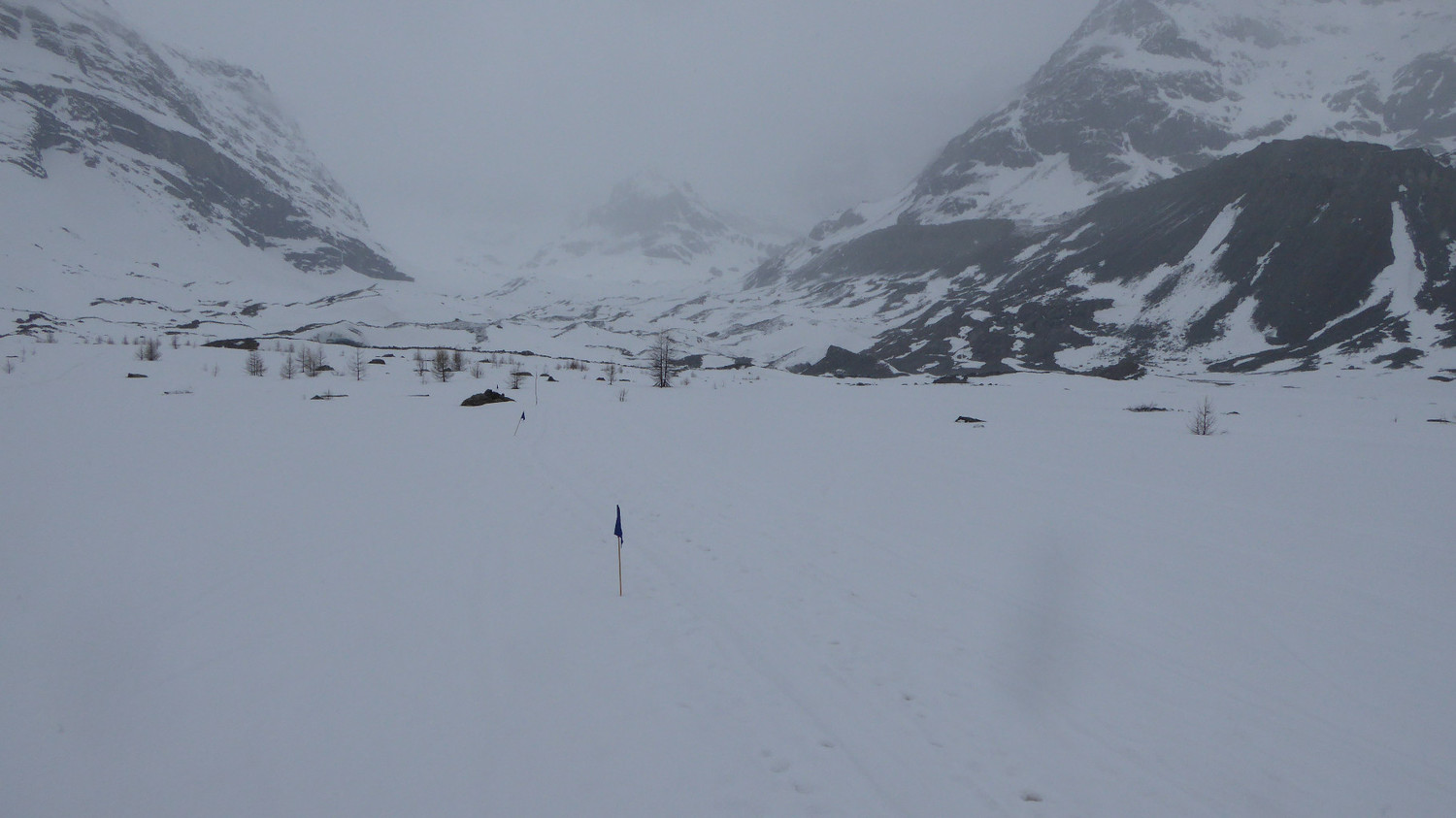 Descente en suivant les fanions de la Patrouille des Glaciers