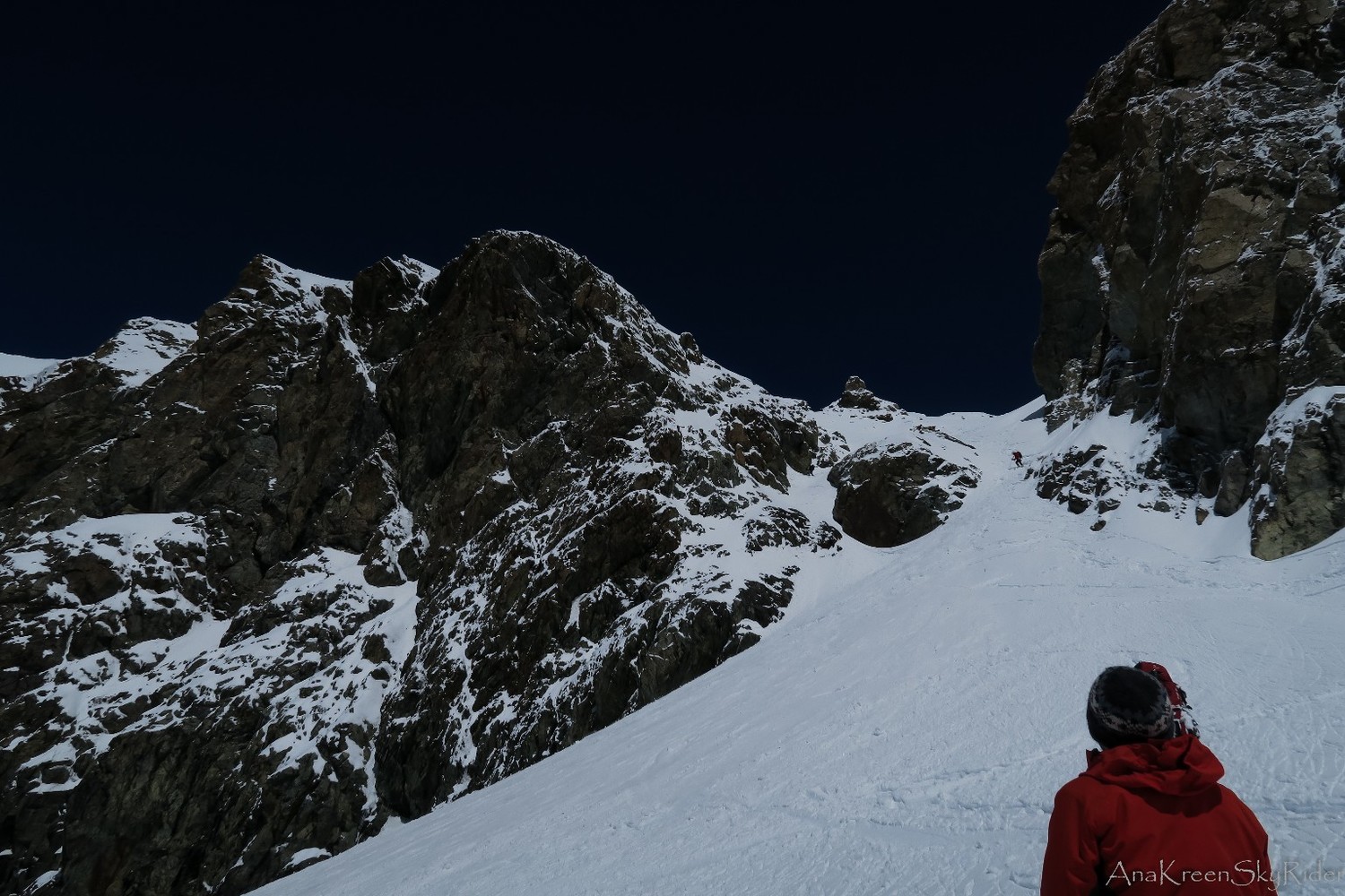 On distingue peu la coulée, mais on voit le couloir et ressaut rocheux.