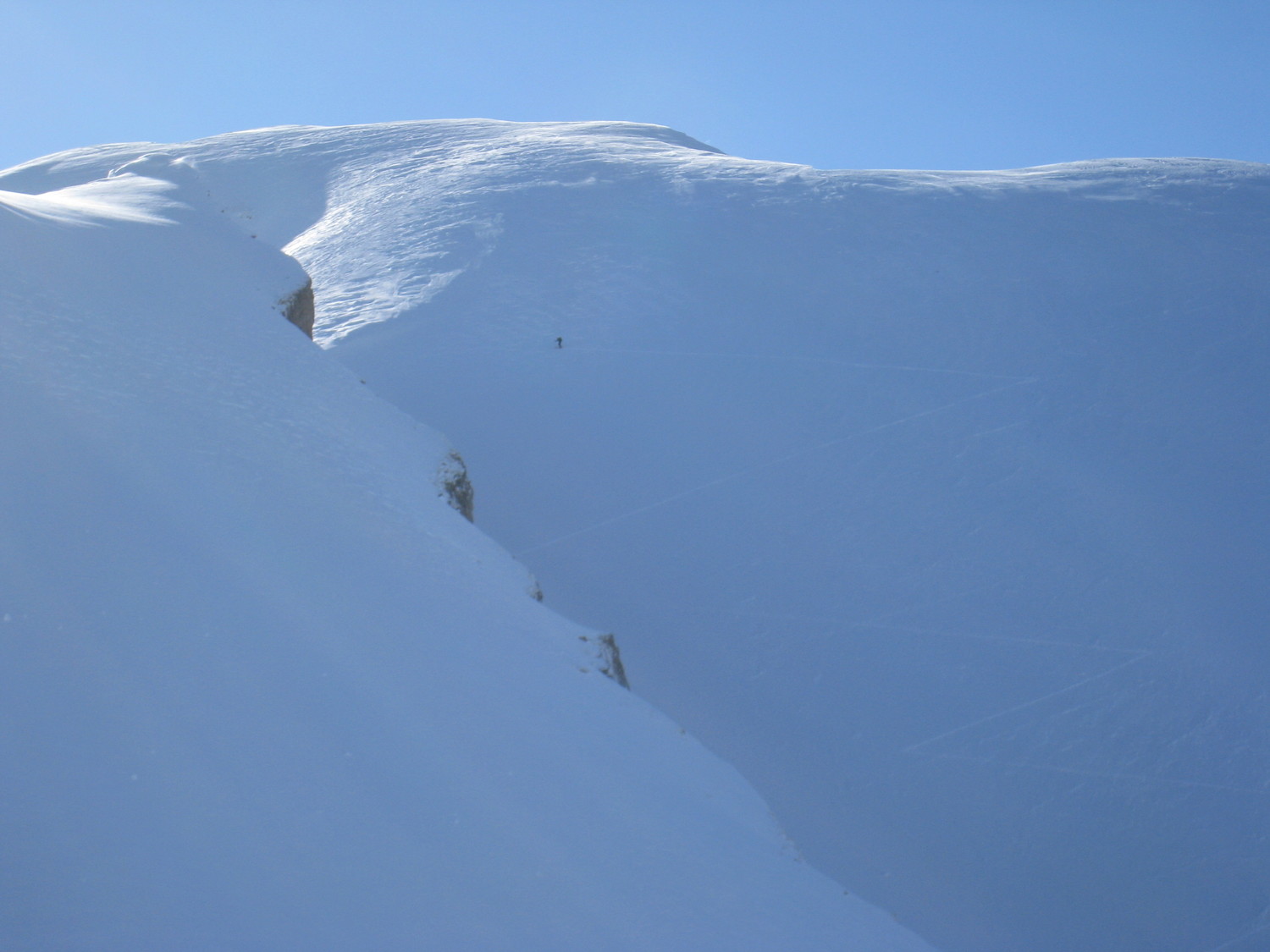 skieur solitaire montant vers l'Aig de Borderan - aig Calvaires