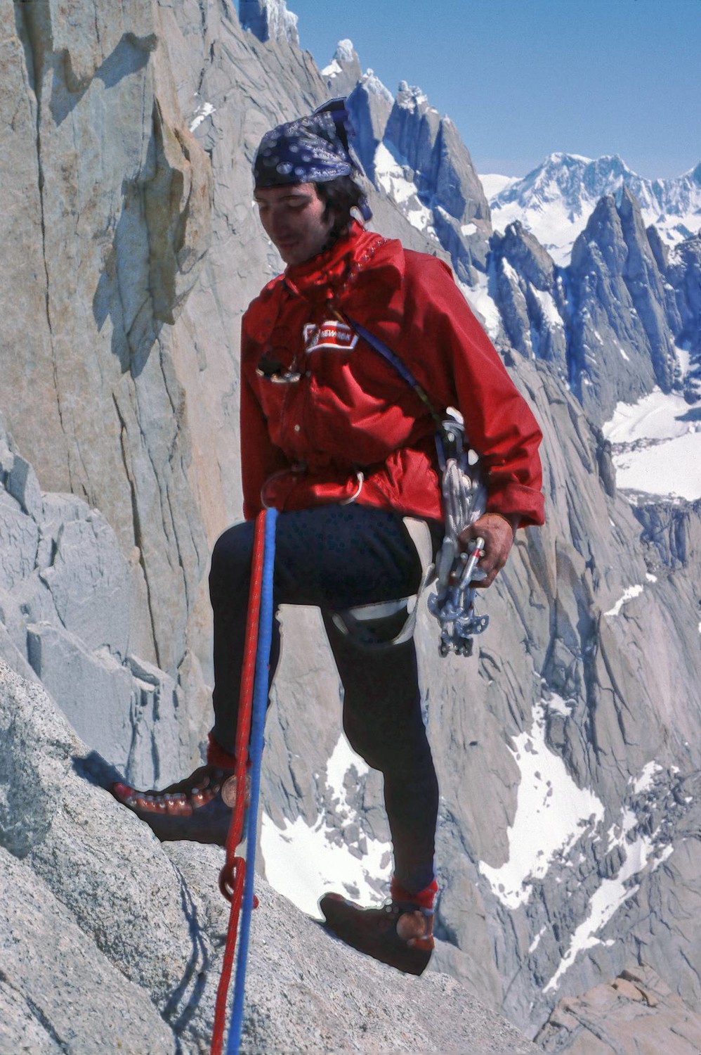 Miguel llegando a una de las reuniones. Al fondo a la izquierda se intuye el Cerro Torre.
