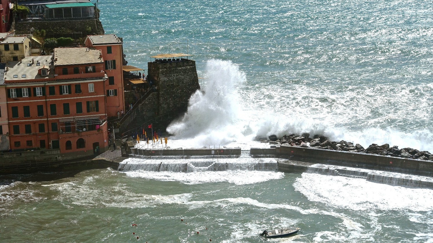 Ambiance à la terrasse de la pizzeria du port de Vernazza