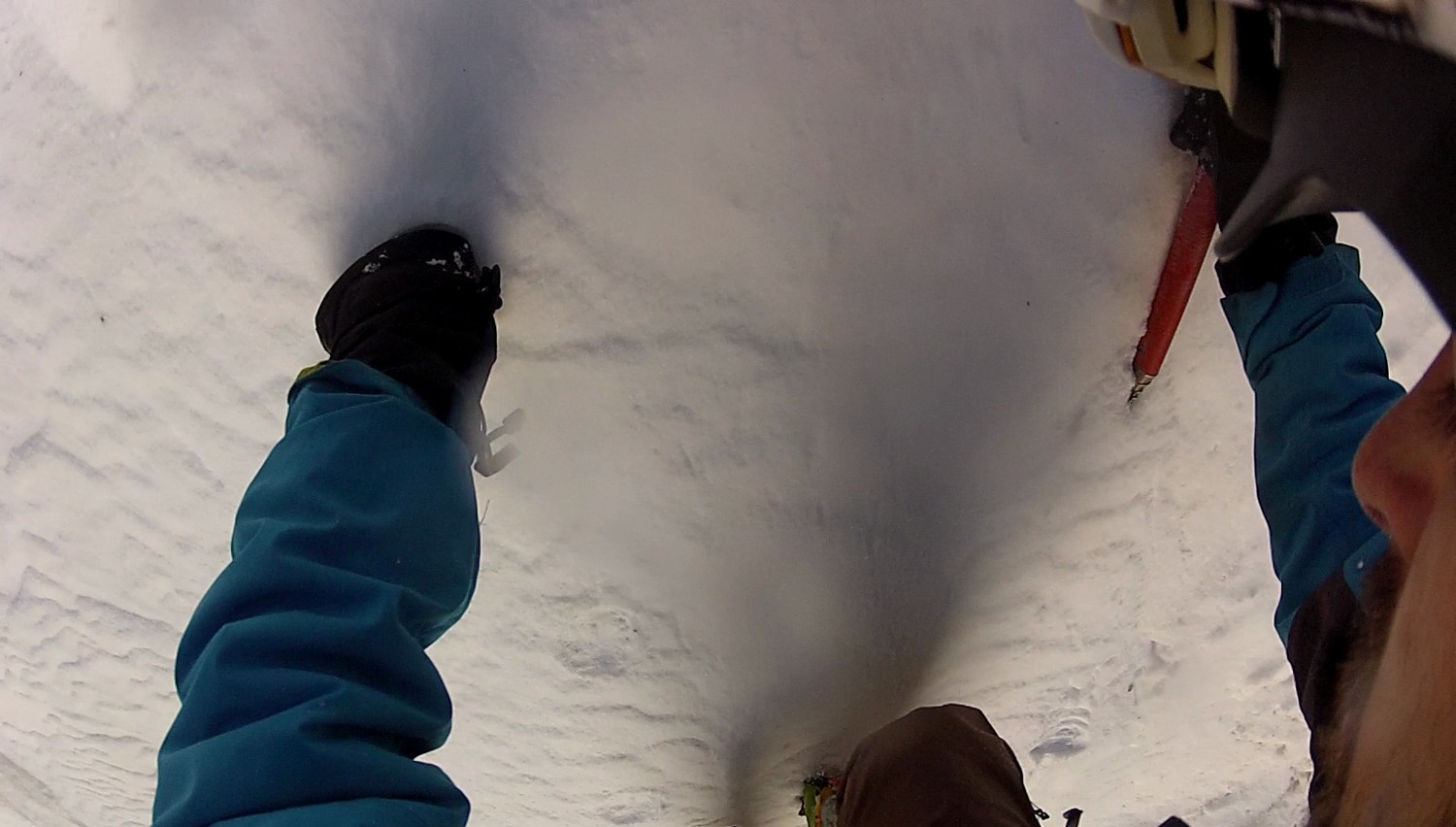 Au milieu, crampon et piolet apprécié