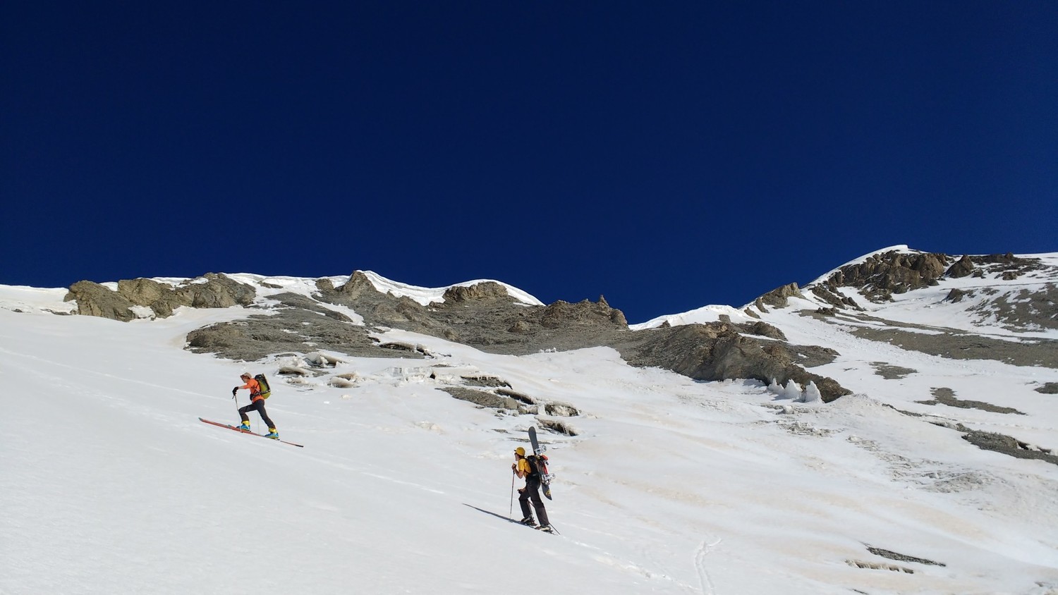 Sous le col 2711
