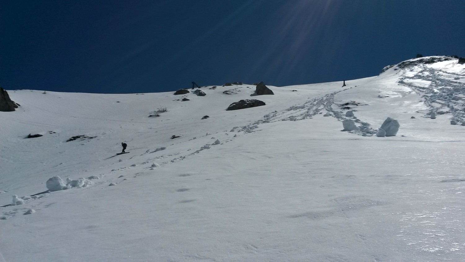 Nous sommes passés sous le catex entre rochers et coulées à droite sur la photo
