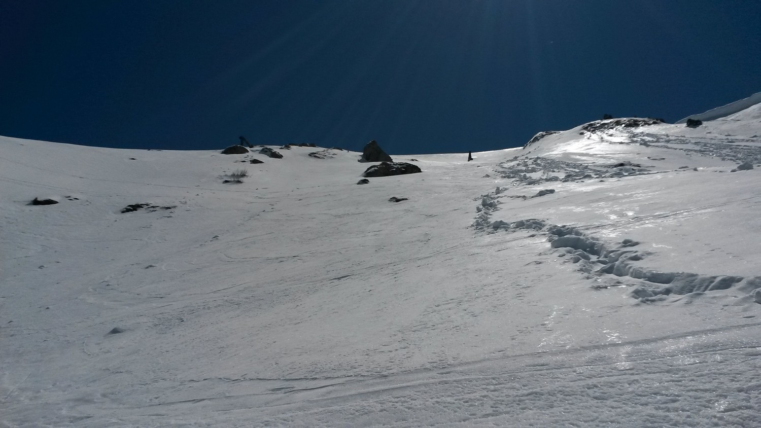 trace de descente à droite du rocher (sur la photo)