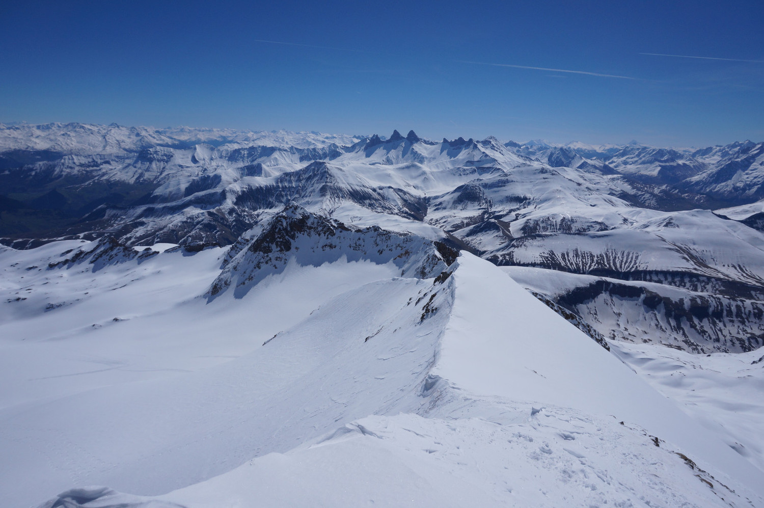 Au sommet avec vue sur l'arête à franchir sur la gauche