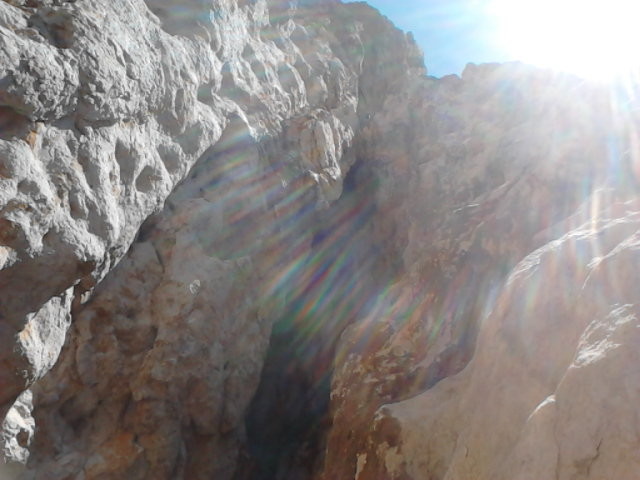 Ensuite, il faut entrer dans la grotte-cathédrâle, dominée par la fissure-cheminée de sortie qui surplombe