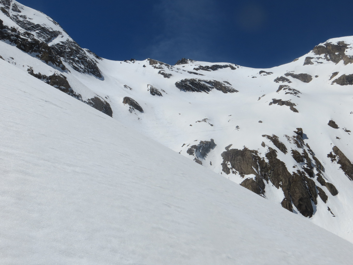 Snowboard retrouvé dans la bande de neige entre les deux barres du haut