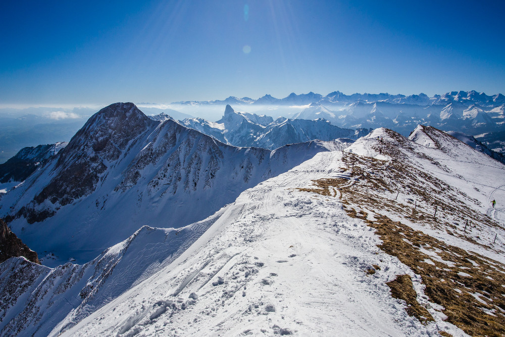 Du sommet, arête SW et Gantrisch sur fond d'Oberland