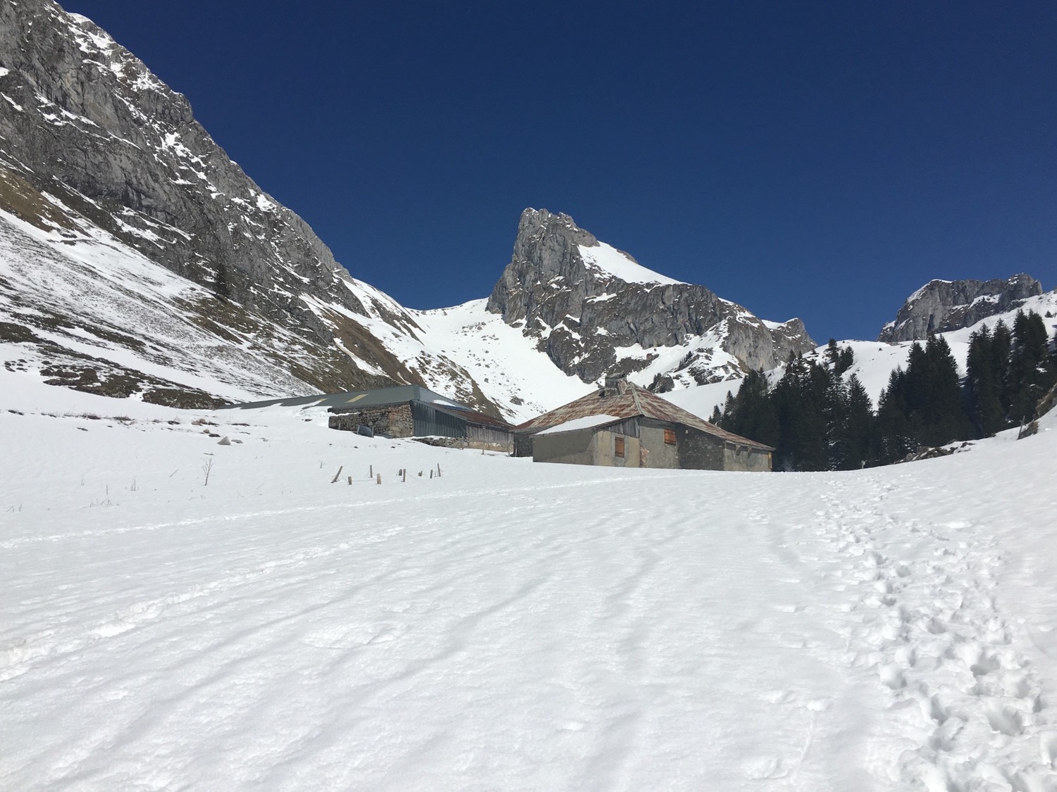 Encore pas mal de neige aux chalets d'Oche