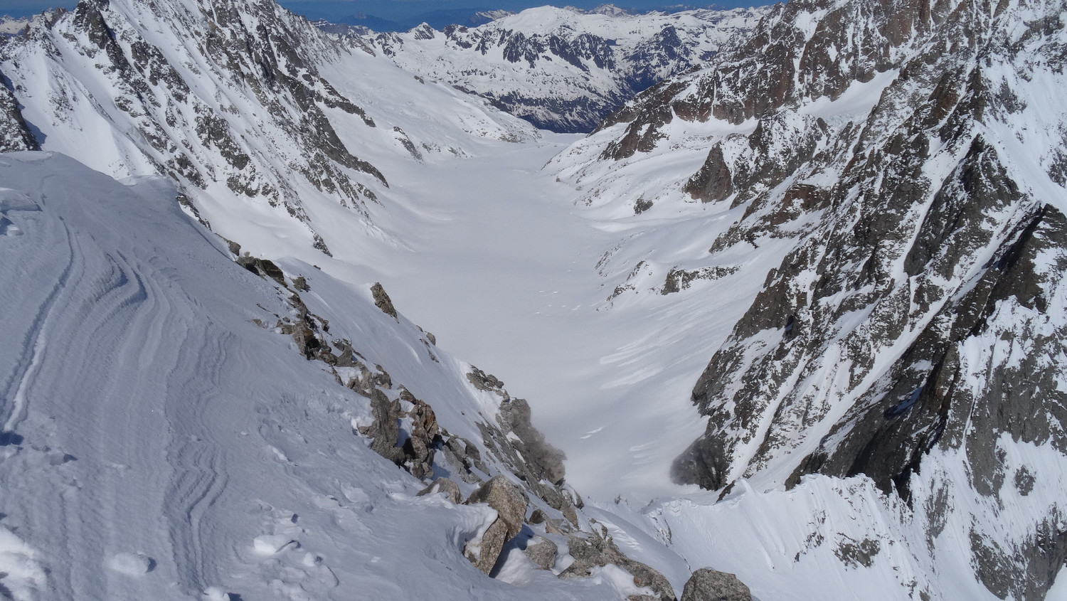 Le couloir au premier plan à droite se fait-il ?