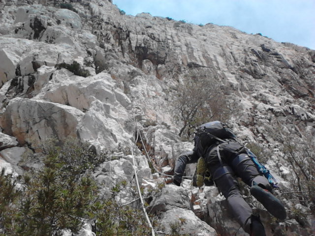 Dans les longueurs moins raides sur le pilier, avec le headwall qui domine