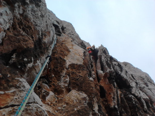 Mur raide, bonnes prises et courte renfougne