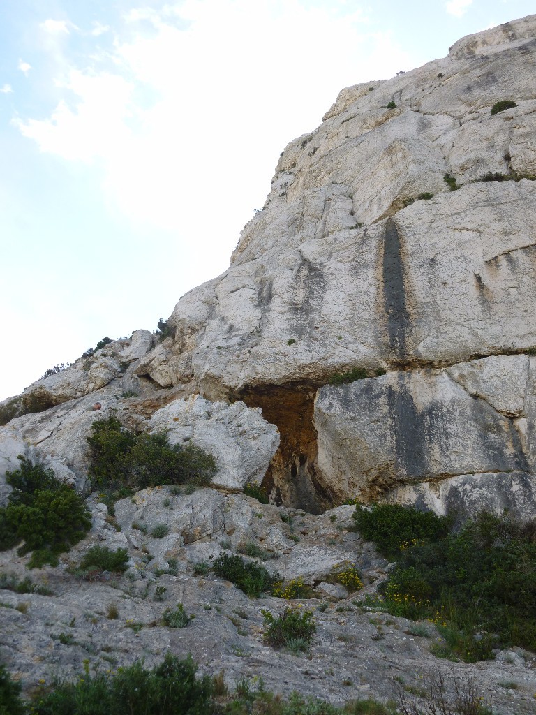 La voie démarre à gauche de la grotte