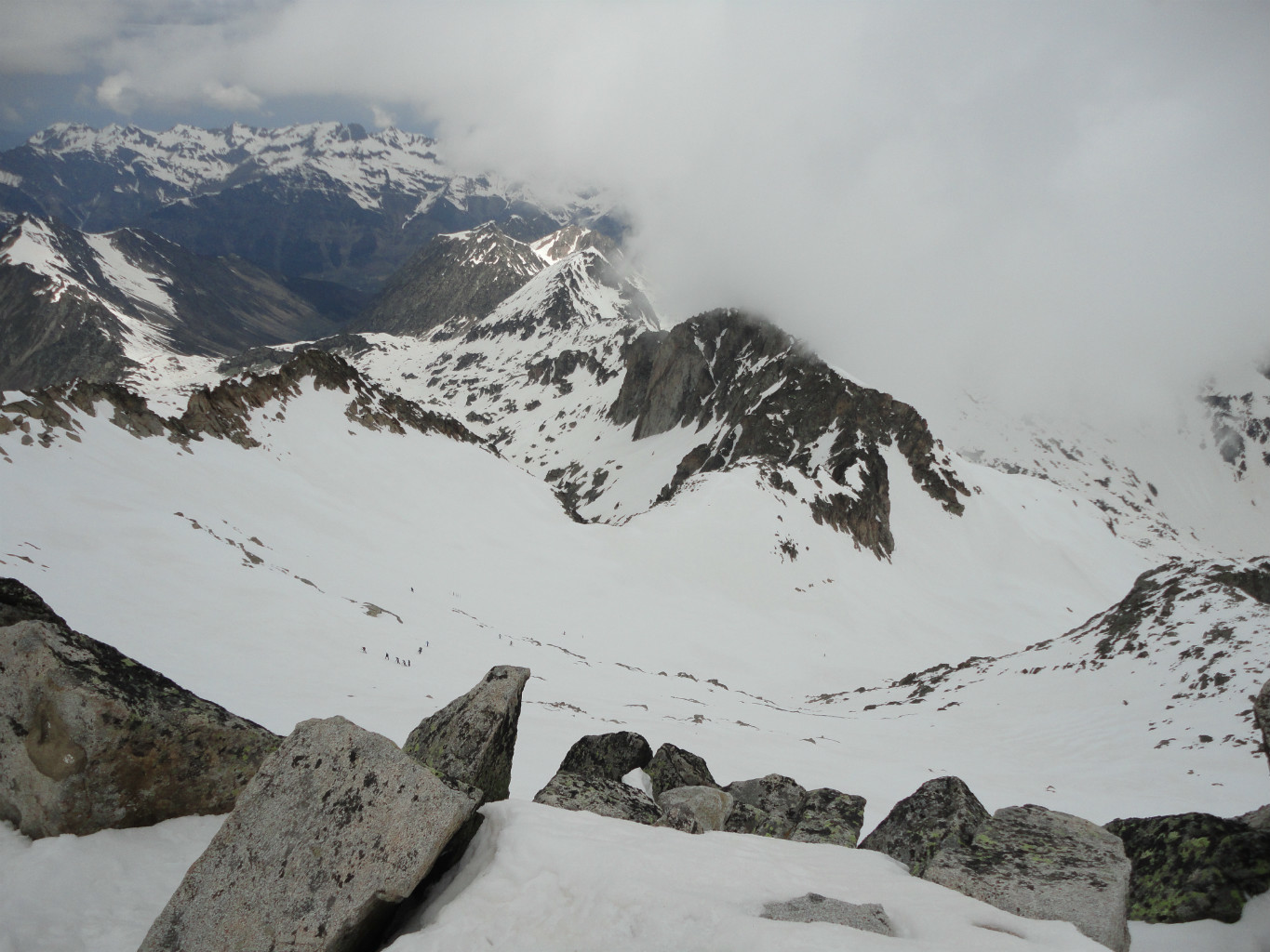 Vers le Sud-Est. ( skieurs sur l'ancien glacier ...)