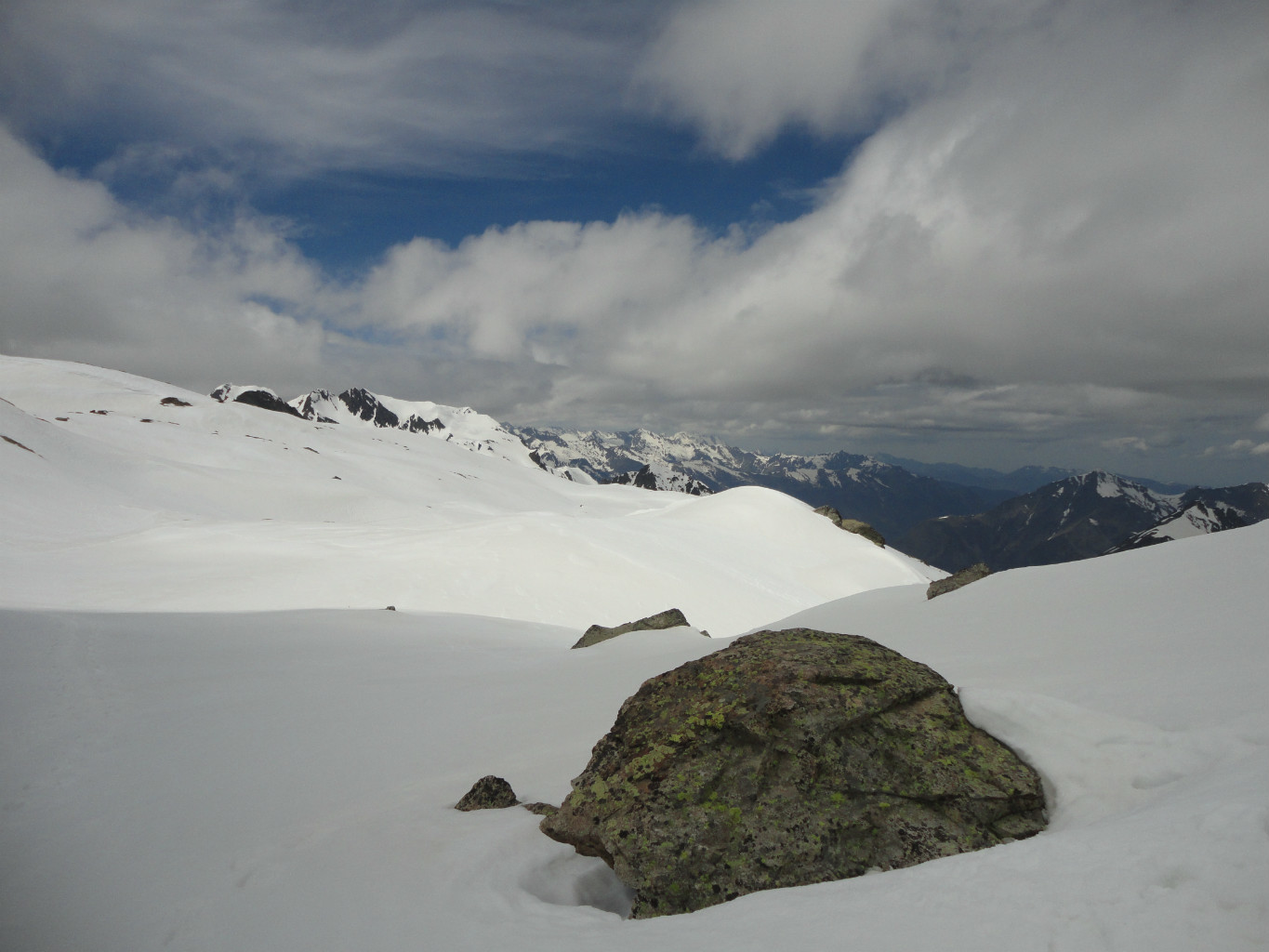 En bas de la brèche.