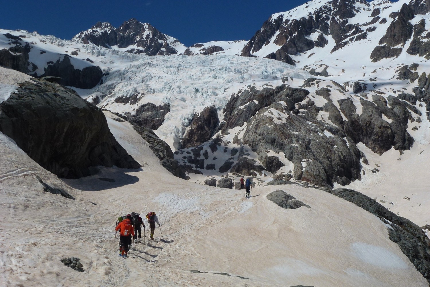 Peu après le point de chaussage, vue sur la langue du glacier blanc