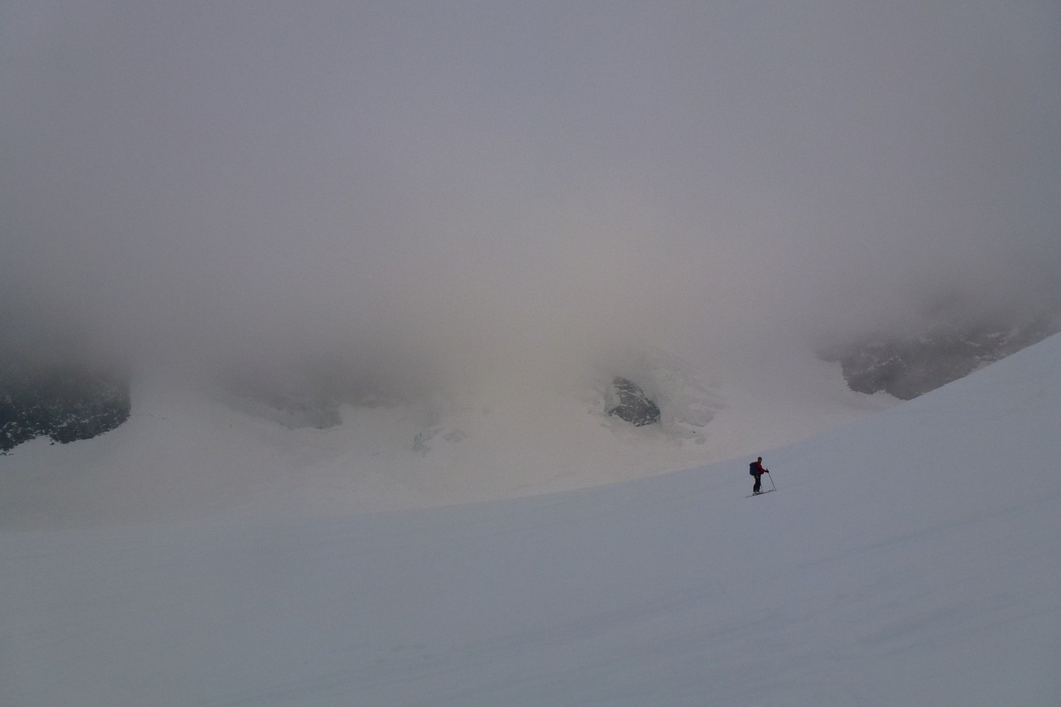 Plafond de nuage sur la glacier de bon matin