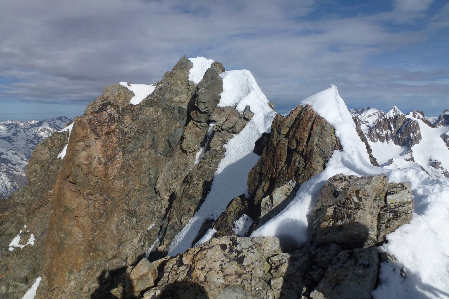 L'arête sommitale, ce jour là tout le monde s'est arrêté sur la droite avant les corniches menaçantes.
